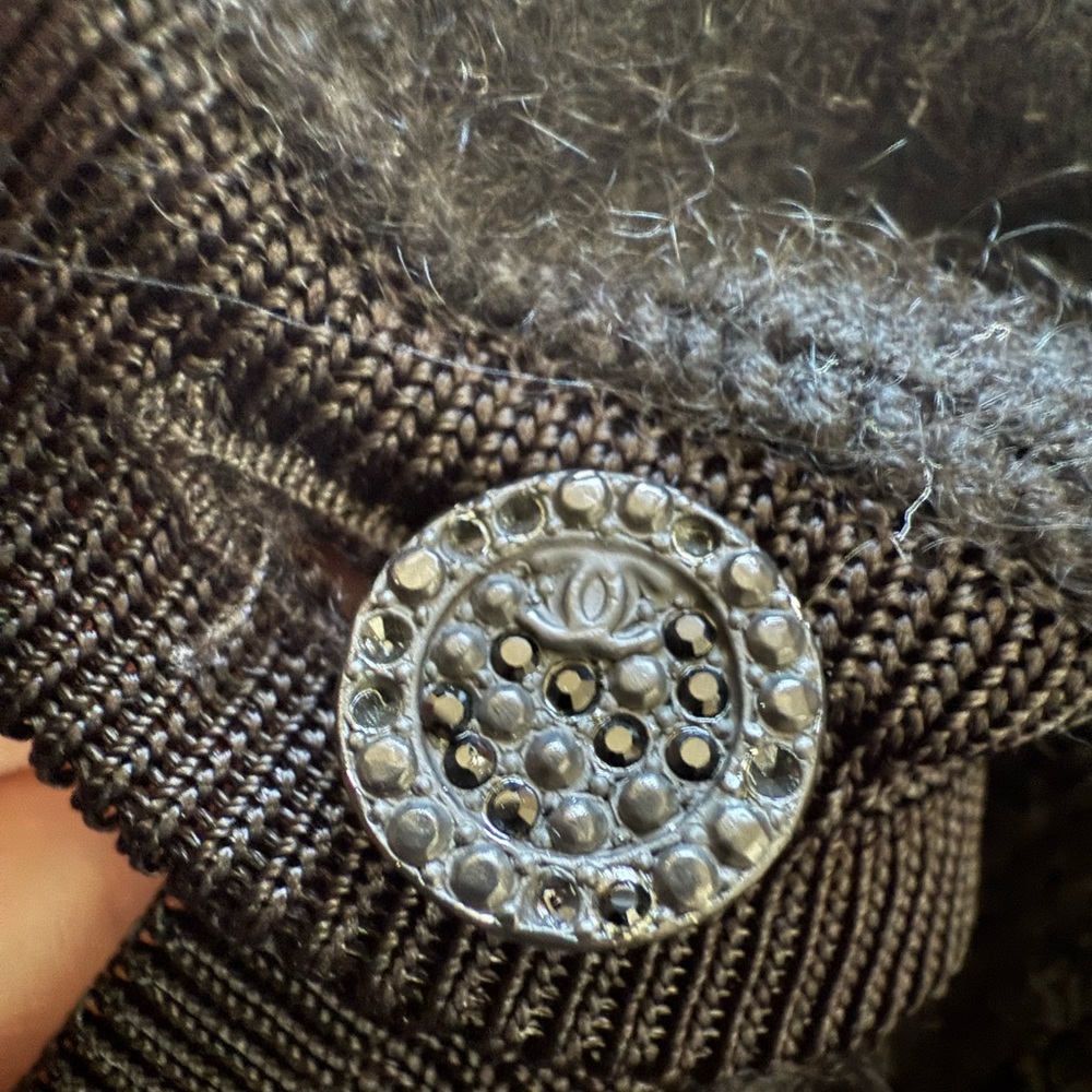Authentic Chanel Black Knit Button Detail 36
I always wore it as a button up 🤍